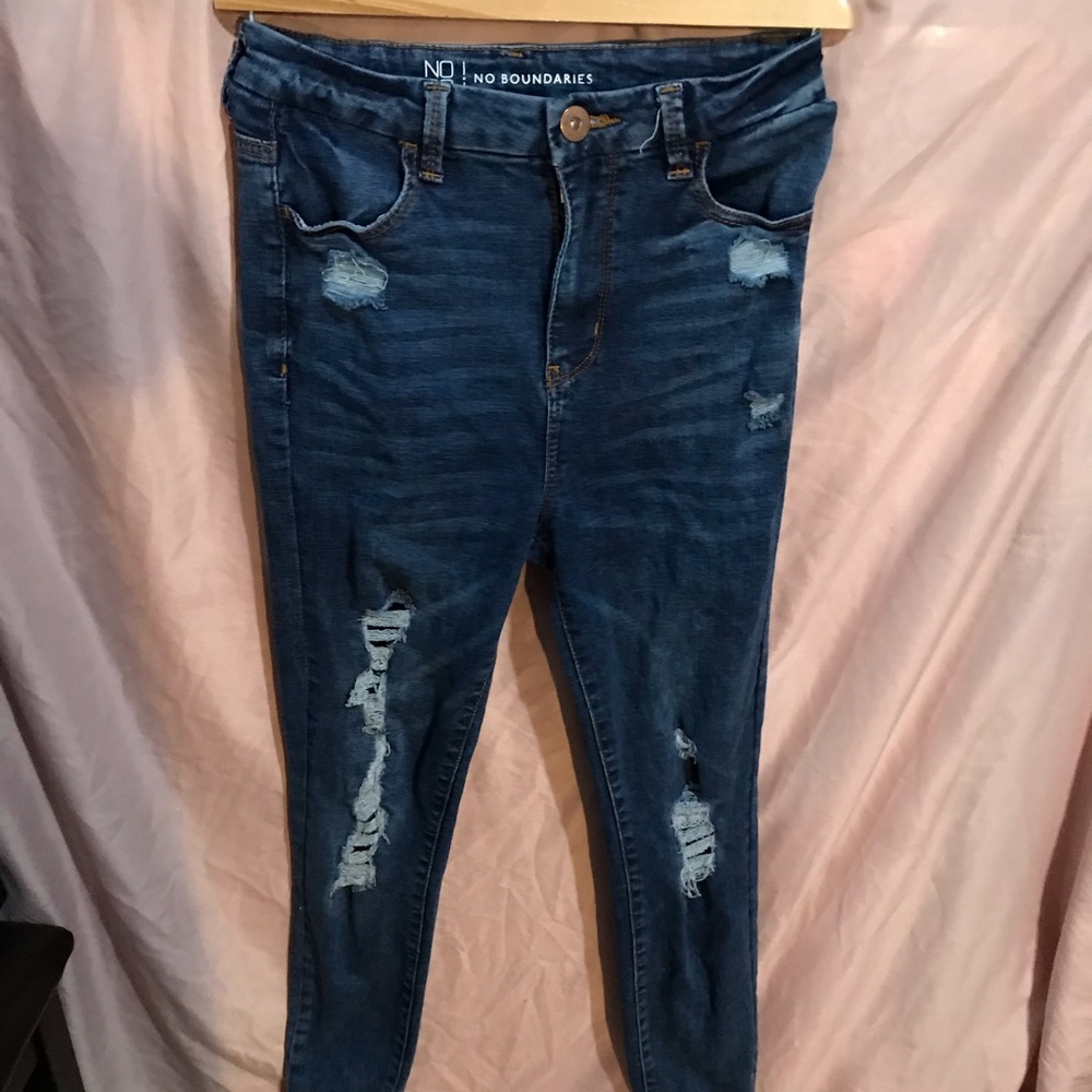 Dark jeans with patches. 92% cotton 7% polyester.